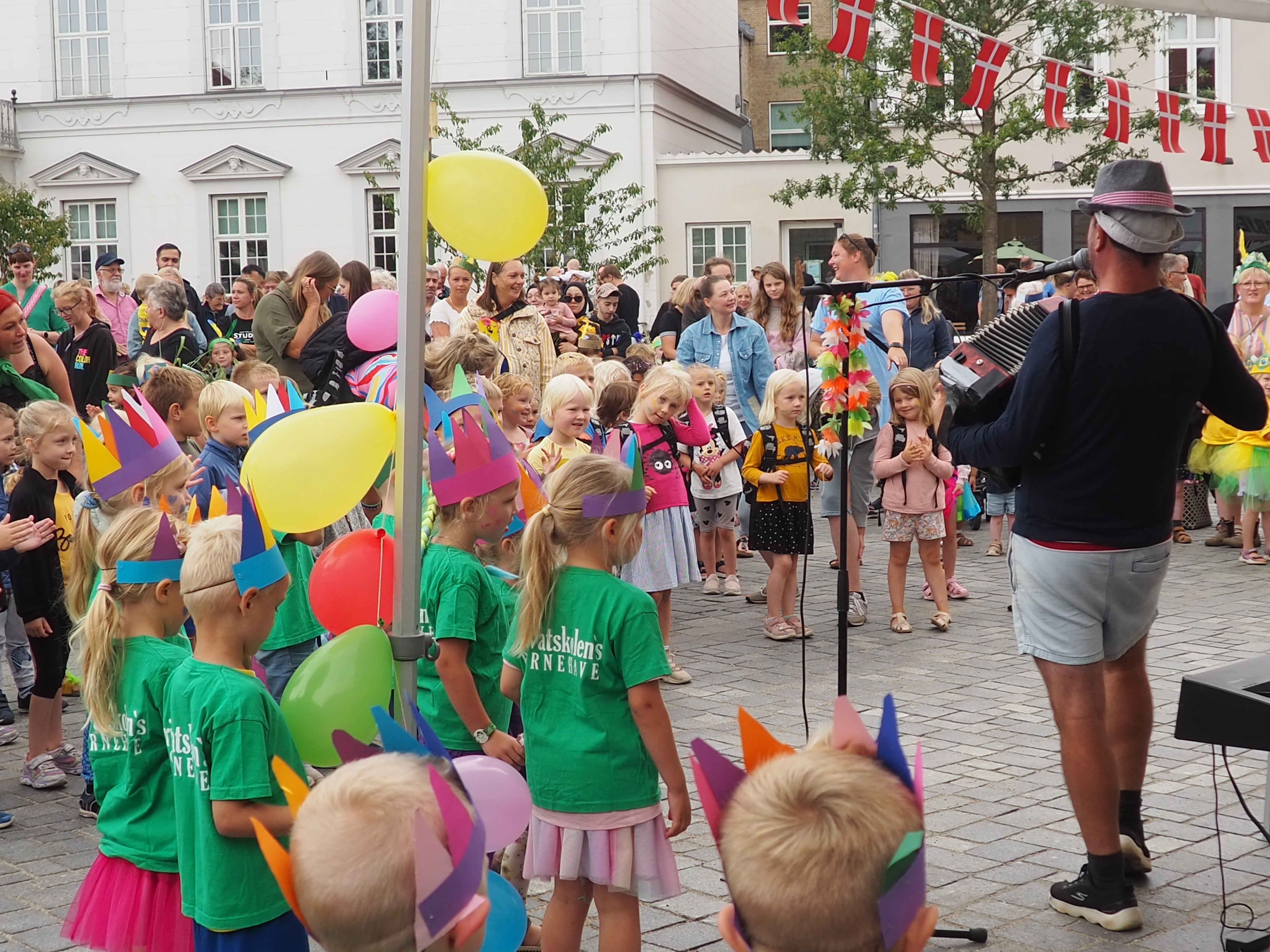 Foto: Glade børn danser til musik på Axeltorv 